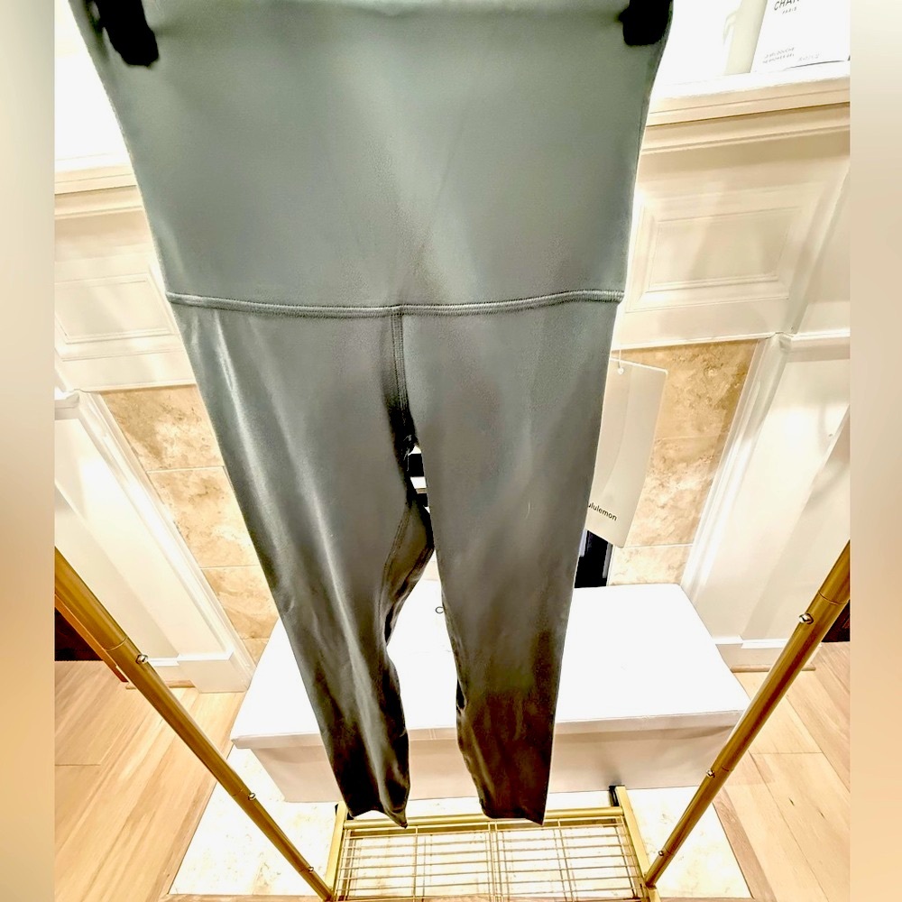 NWT Lululemon 25" align leggings. Size 2